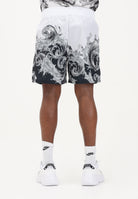 VERSACE JEANS COUTURE Shorts bianco e nero da uomo con stampa Wave Couture 80GADD16CQ23D V22 VERSACE JEANS COUTURE 