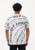 VERSACE JEANS COUTURE T-shirt a manica corta bianca da uomo con stampa Logomania su maniche e retro 80GAH6R1JS555 L02 VERSACE JEANS COUTURE 