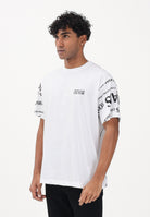 VERSACE JEANS COUTURE T-shirt a manica corta bianca da uomo con stampa Logomania su maniche e retro 80GAH6R1JS555 L02 VERSACE JEANS COUTURE 