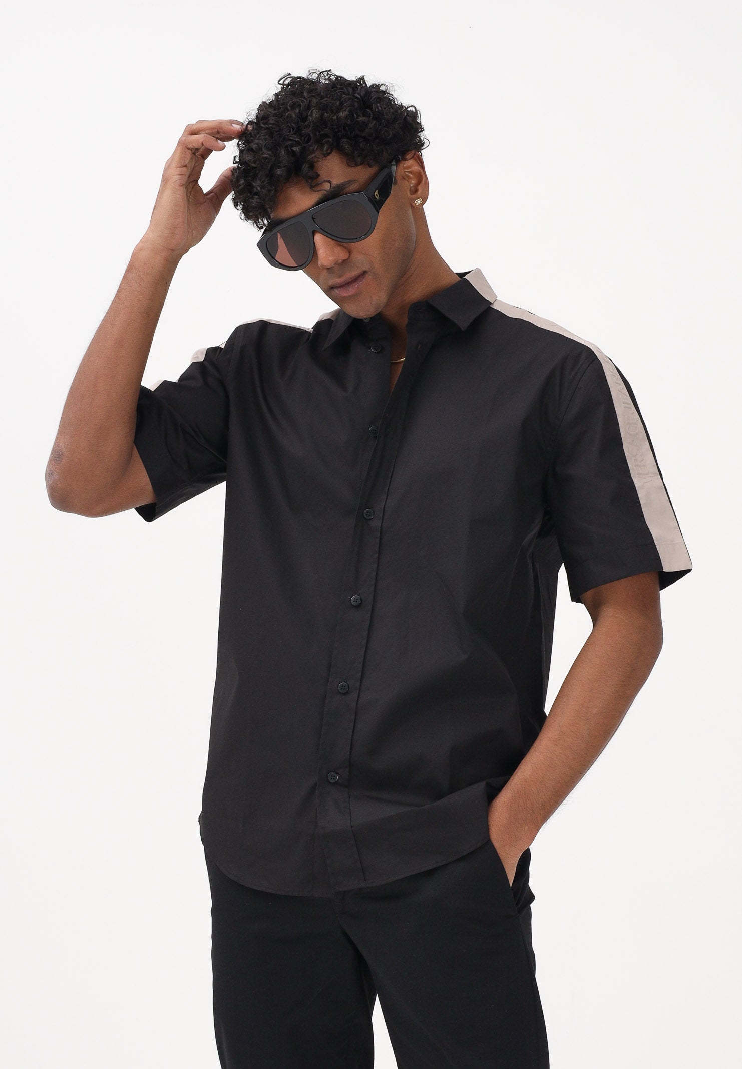 VERSACE JEANS COUTURE Camicia a manica corta nera da uomo con dettagli a contrasto 80GAL219N0132 899 VERSACE JEANS COUTURE 