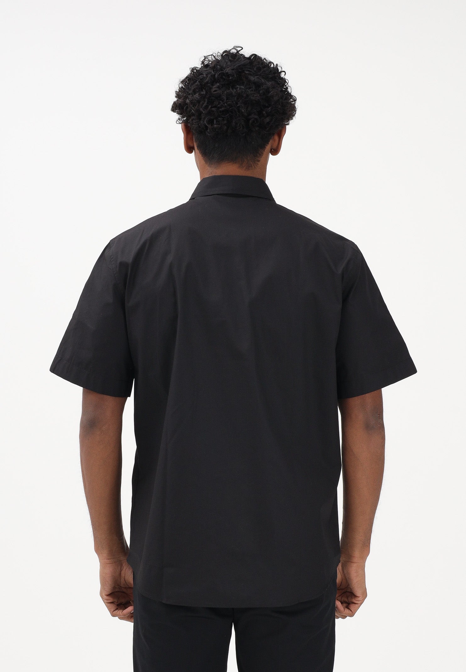 VERSACE JEANS COUTURE Camicia a manica corta nera da uomo con dettagli a contrasto 80GAL219N0132 899 VERSACE JEANS COUTURE 