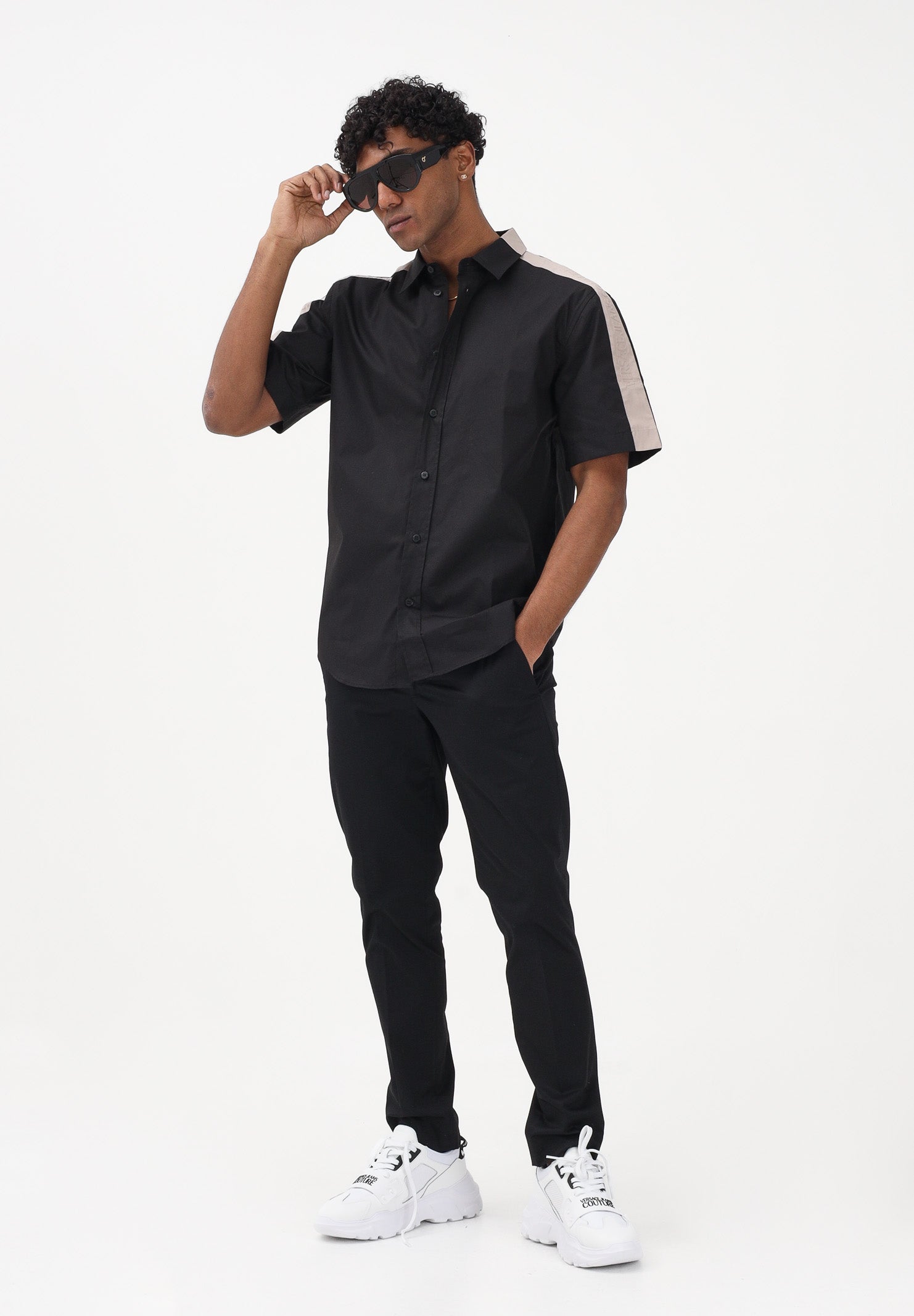 VERSACE JEANS COUTURE Camicia a manica corta nera da uomo con dettagli a contrasto 80GAL219N0132 899 VERSACE JEANS COUTURE 