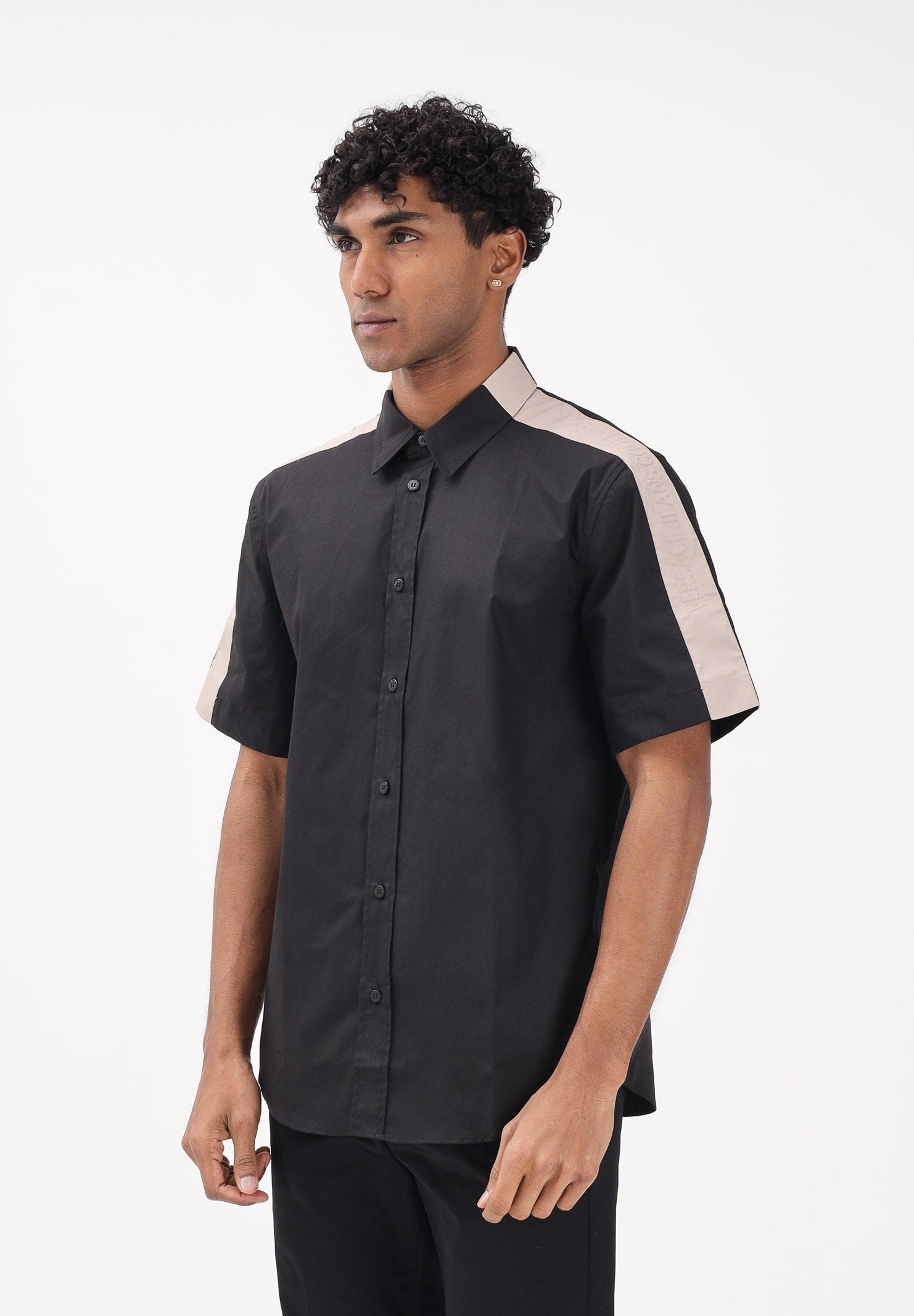 VERSACE JEANS COUTURE Camicia a manica corta nera da uomo con dettagli a contrasto 80GAL219N0132 899 VERSACE JEANS COUTURE 