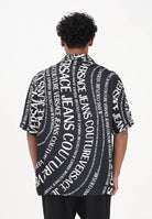 VERSACE JEANS COUTURE Camicia a manica corta nera da uomo con stampa Logomania all-over 80GAL2B0NS772 L01 VERSACE JEANS COUTURE 