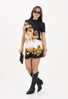 VERSACE JEANS COUTURE Shorts in denim bianco e nero da donna con fantasia Wave Couture oro 80HAD55PES163L54 GL2 VERSACE JEANS COUTURE 