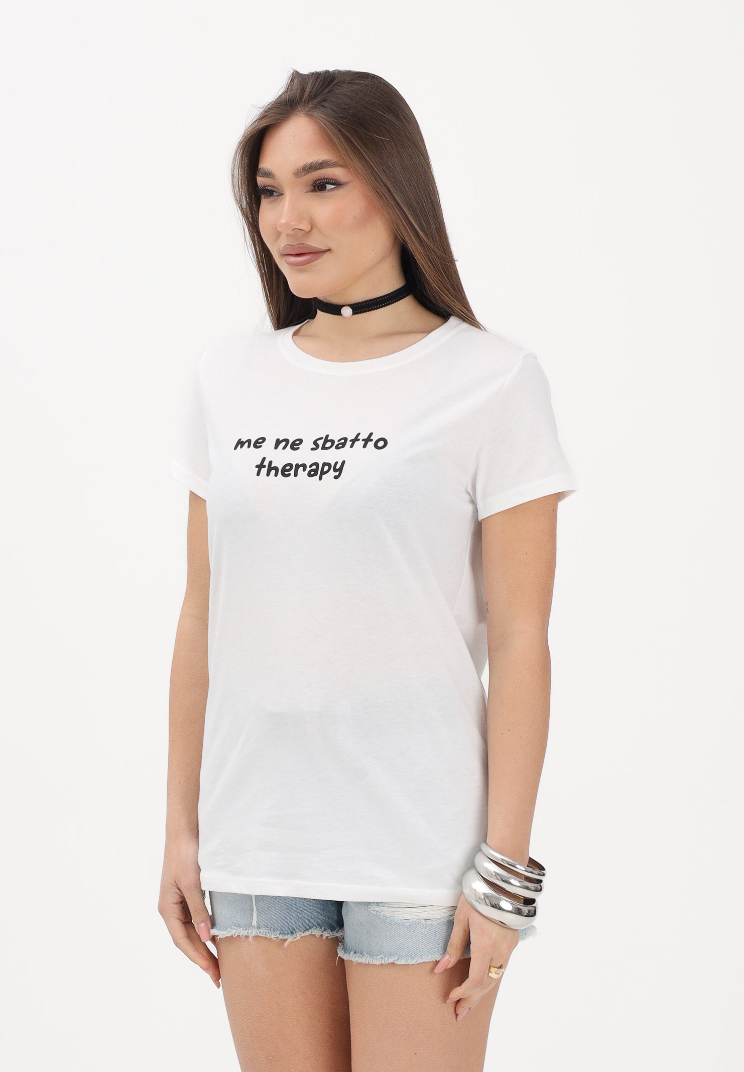 VICOLO T-shirt a manica corta bianca da donna con stampa "Me ne sbatto therapy" RAB0711 02 VICOLO 