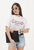 VICOLO T-shirt a manica corta bianca da donna con stampa "Scomoda tutta la vita" RAB0722 02 VICOLO 