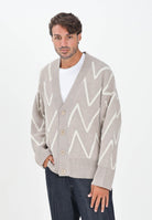 I'M BRIAN Cardigan beige da uomo caratterizzato da una lavorazione a zig-zag MA3418 0025 I'M BRIAN 