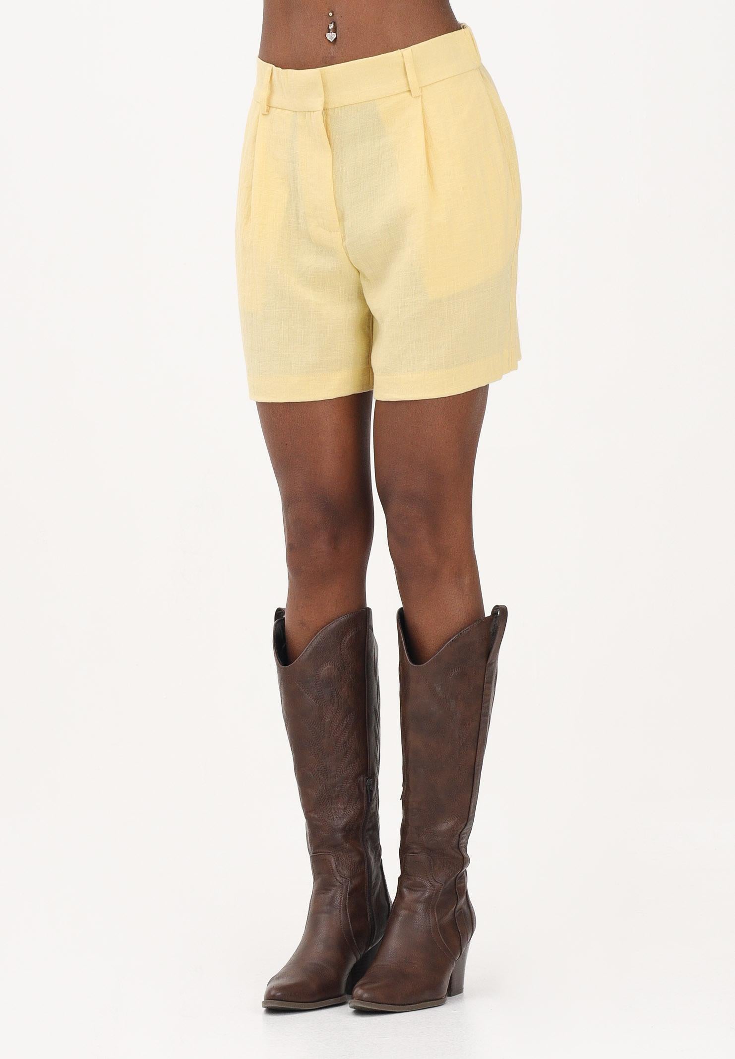 ONLY Shorts giallo da donna 15370279 SU ONLY 
