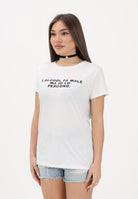 VICOLO T-shirt a manica corta bianca da donna con stampa "L'alcool fa male ma io lo perdono" RAB0696 02 VICOLO 