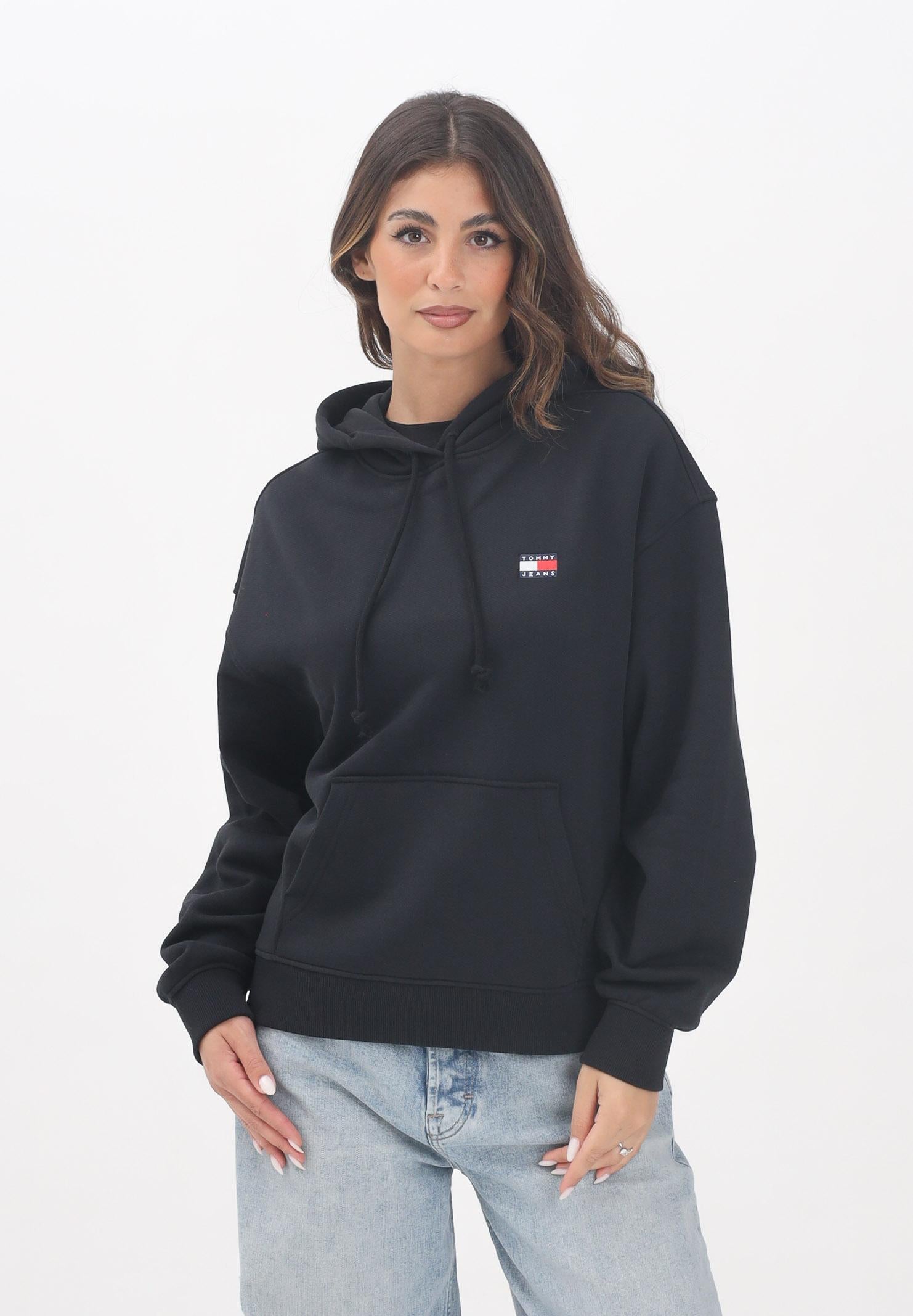 TOMMY JEANS Felpa con cappuccio nera da donna rifinita da logo DW0DW19414BDS  TOMMY JEANS 