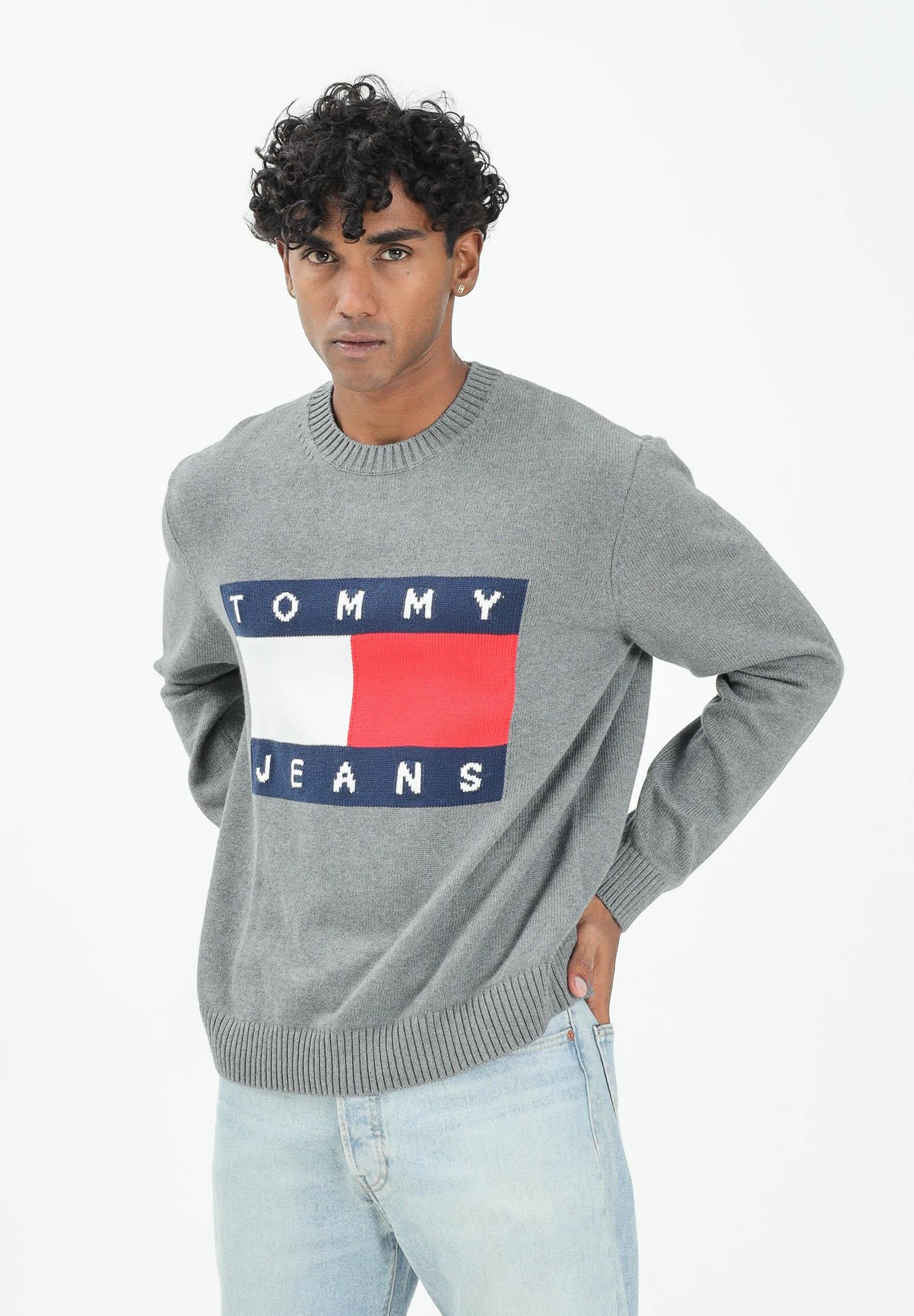 TOMMY JEANS Maglioncino girocollo grigio da uomo con logo DM0DM22105PU2  TOMMY JEANS 
