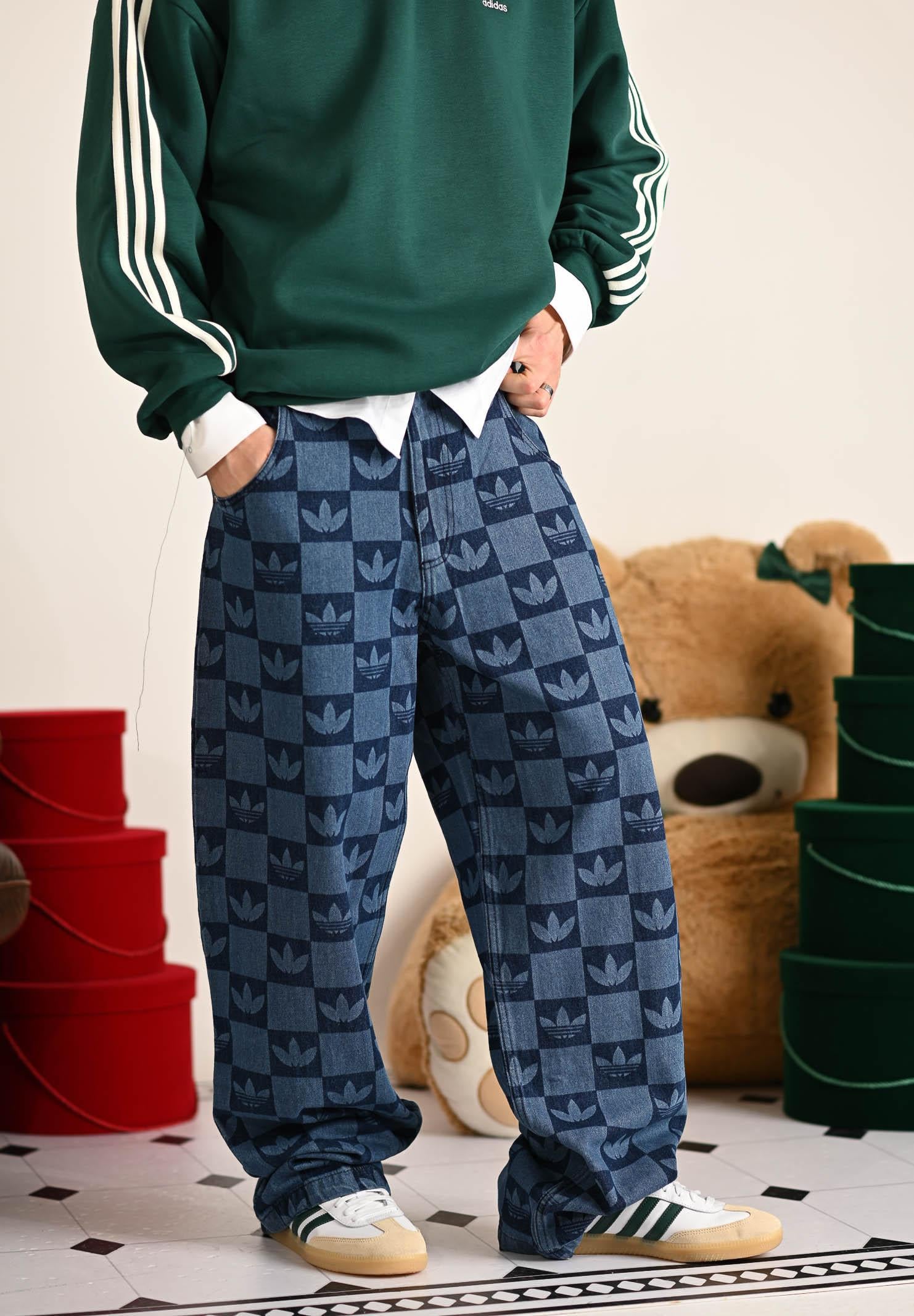 ADIDAS ORIGINALS Jeans Monogram All Over Print in denim medio da uomo JY2993 . ADIDAS ORIGINALS 