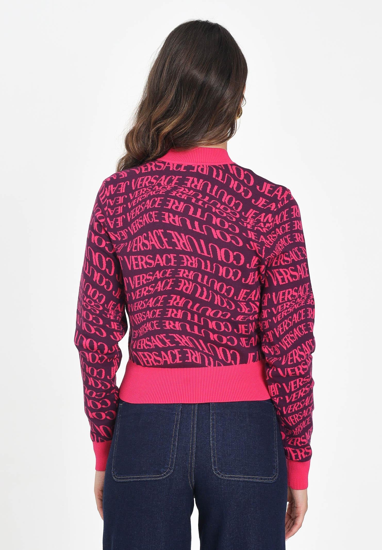 VERSACE JEANS COUTURE Maglioncino girocollo viola e fucsia da donna con logo all-over 79HAF20MCMH47 317 VERSACE JEANS COUTURE 
