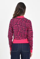 VERSACE JEANS COUTURE Maglioncino girocollo viola e fucsia da donna con logo all-over 79HAF20MCMH47 317 VERSACE JEANS COUTURE 