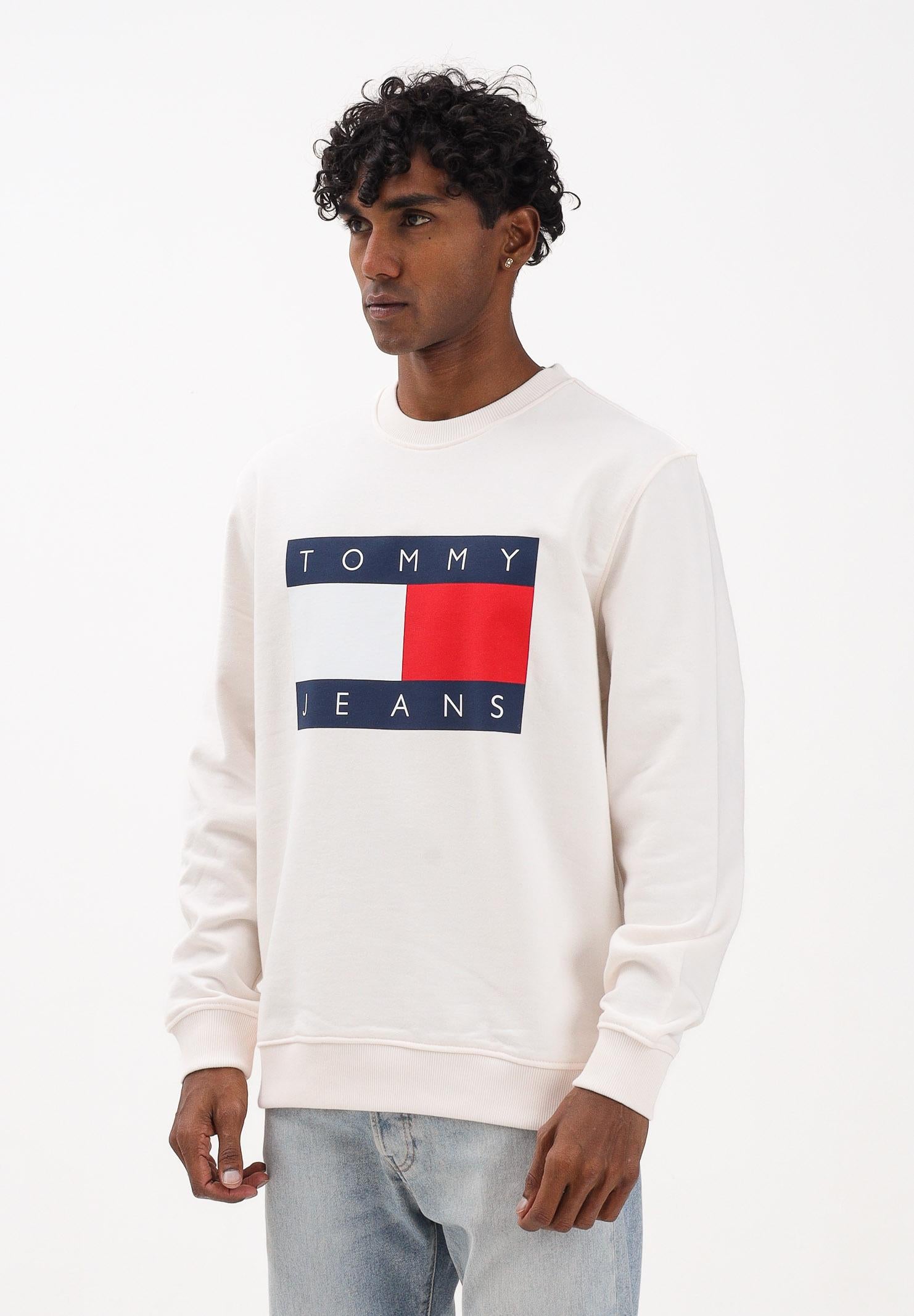 TOMMY JEANS Felpa girocollo panna da uomo con stampa logo DM0DM22643YBH  TOMMY JEANS 
