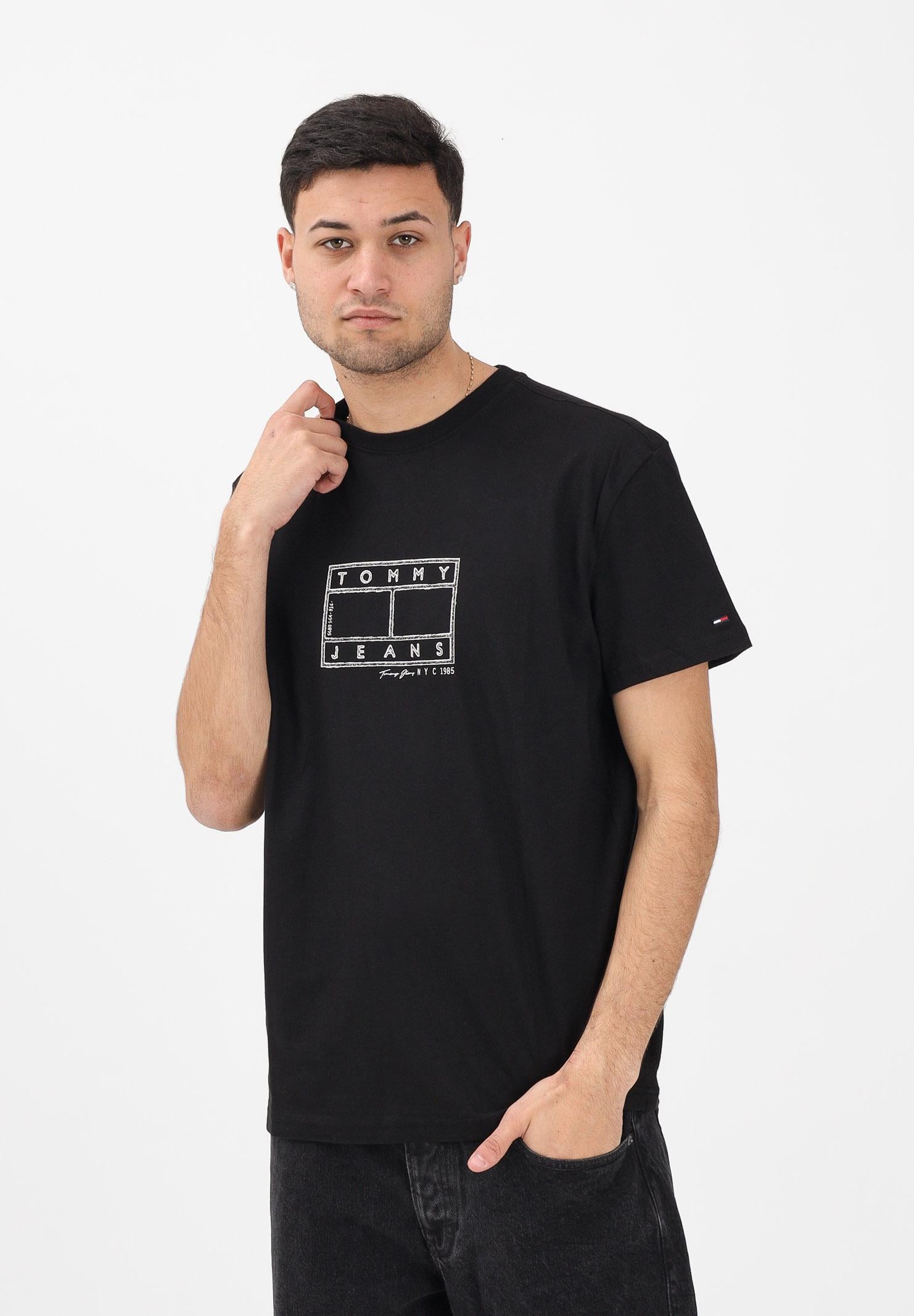 TOMMY JEANS T-shirt a manica corta nera da uomo con logo a timbro DM0DM22317 BDS TOMMY JEANS 