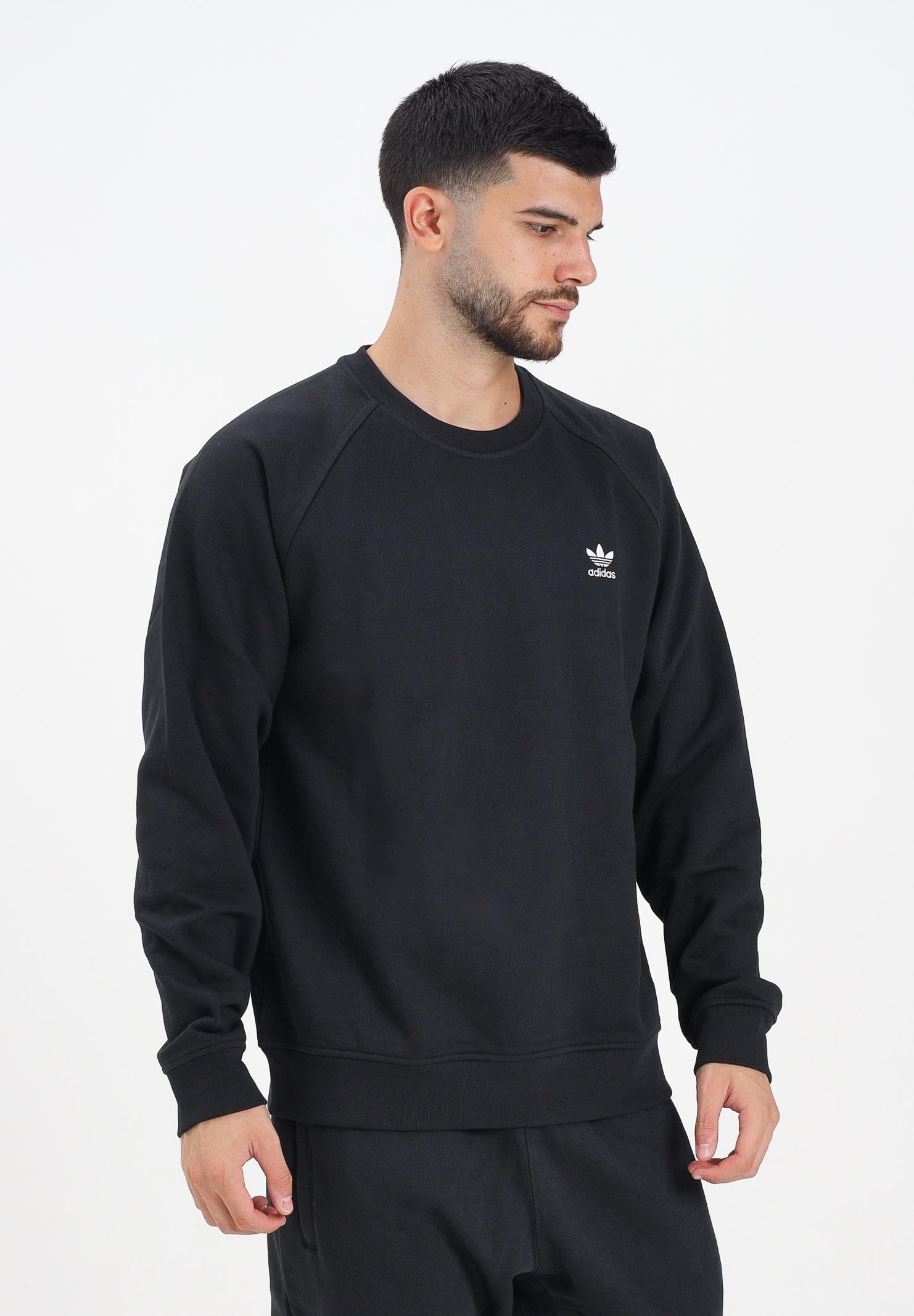 ADIDAS ORIGINALS Felpa girocollo Trefoil Essentials Crew nera da uomo IY4932 . ADIDAS ORIGINALS 