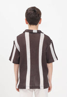 I'M BRIAN Camicia a maniche corte da bambino realizzata in maglia con motivo a righe marroni e panna CA3280J 020 I'M BRIAN 