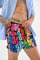 DSQUARED2 Shorts mare multicolore da uomo con logo reinterpretato in chiave grafica D7B646100 998 DSQUARED2 