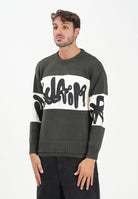 DISCLAIMER Maglioncino girocollo verde mimetico da uomo con logo 25IDS55201 VE DISCLAIMER 