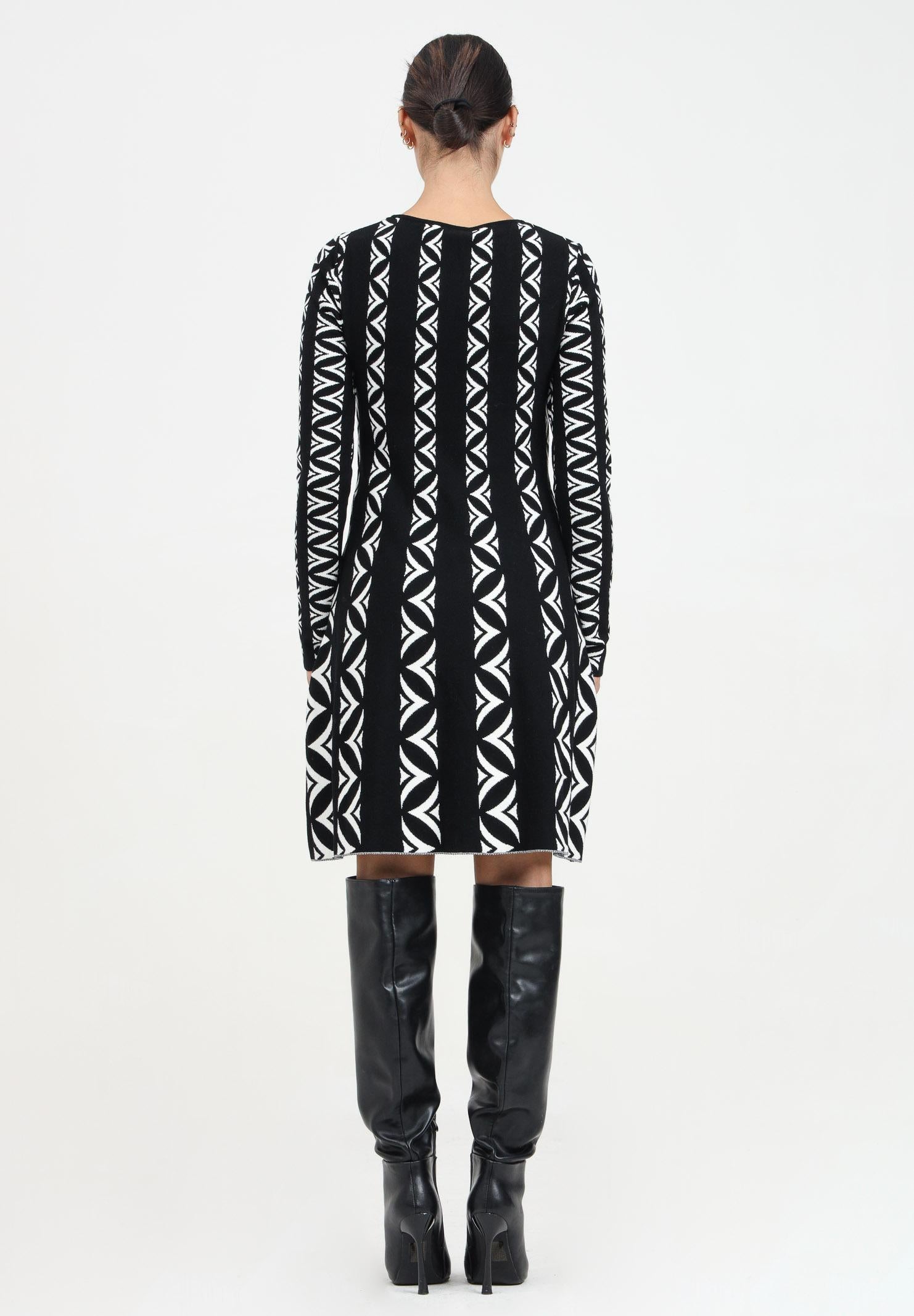 Abito corto nero da donna con fantasia a righe e motivo geometrico VSKD07009 NERO AKEP 