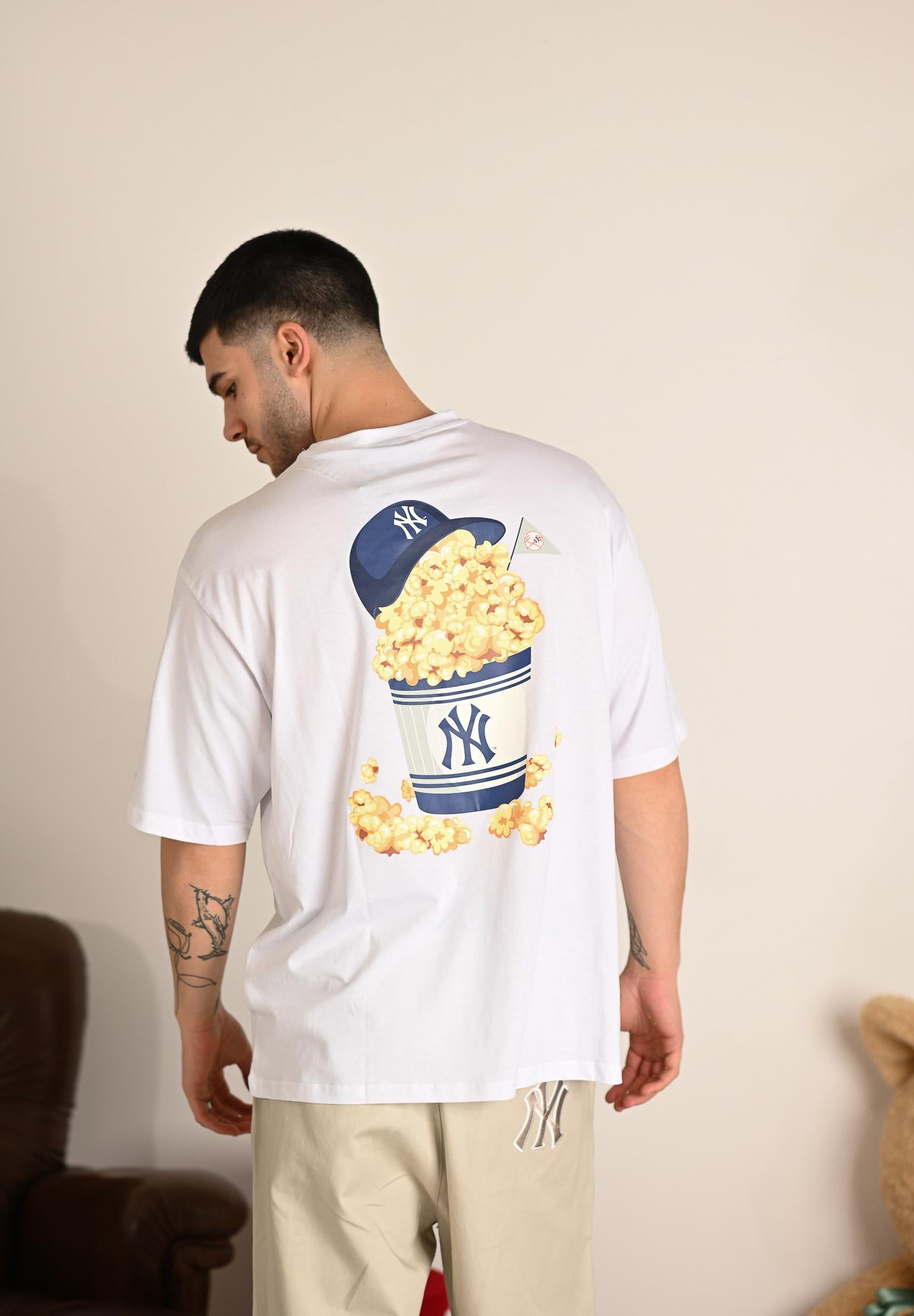 NEW ERA T-shirt a manica corta Oversized New York Yankees MLB Food Graphic bianca da uomo 60684281 . NEW ERA 