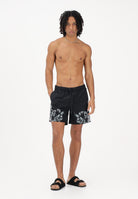 MARCELO BURLON COUNTY OF MILAN Shorts mare nero da uomo con stampa COMAS2606510934 . MARCELO BURLON COUNTY OF MILAN 