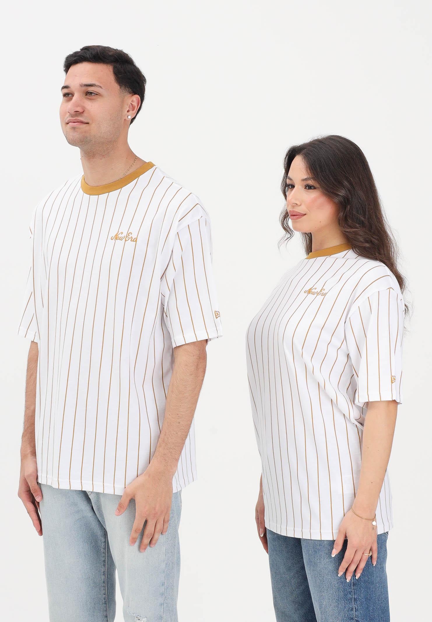 NEW ERA T-shirt a manica corta Oversized New Era Pinstripe bianca e senape per uomo e donna 60856223 . NEW ERA 