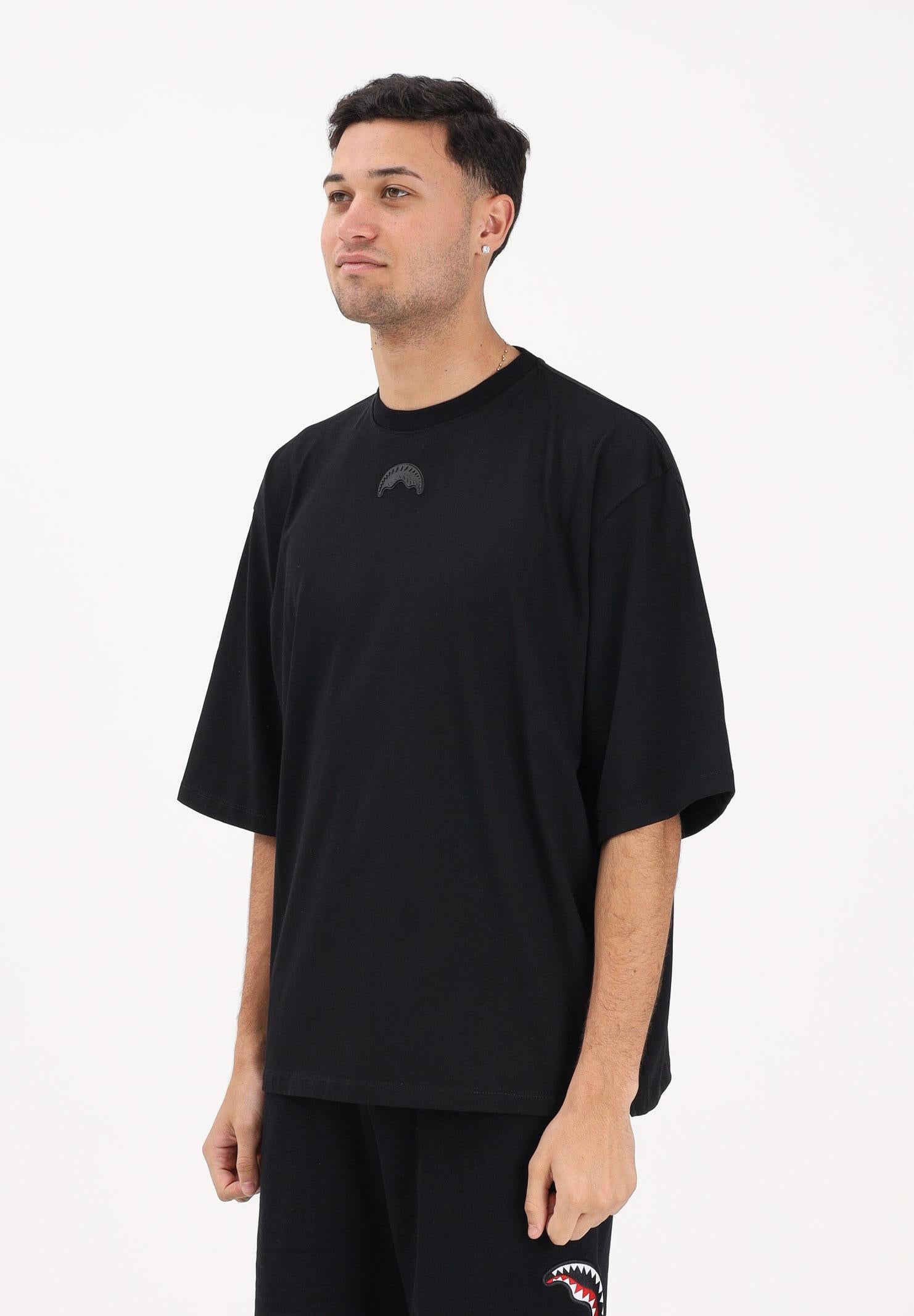 SPRAYGROUND T-shirt a manica corta nera da uomo con stampa sul retro SP901 . SPRAYGROUND 
