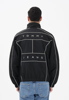 TOMMY JEANS Giacca a vento nera da uomo con logo DM0DM22297 BDS TOMMY JEANS 