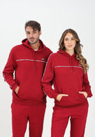 LACOSTE Felpa con cappuccio bordeaux per uomo e donna rifinita da righe logate SH9808 476 LACOSTE 
