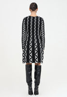 Abito corto nero da donna con fantasia a righe e motivo geometrico VSKD07009 NERO AKEP 