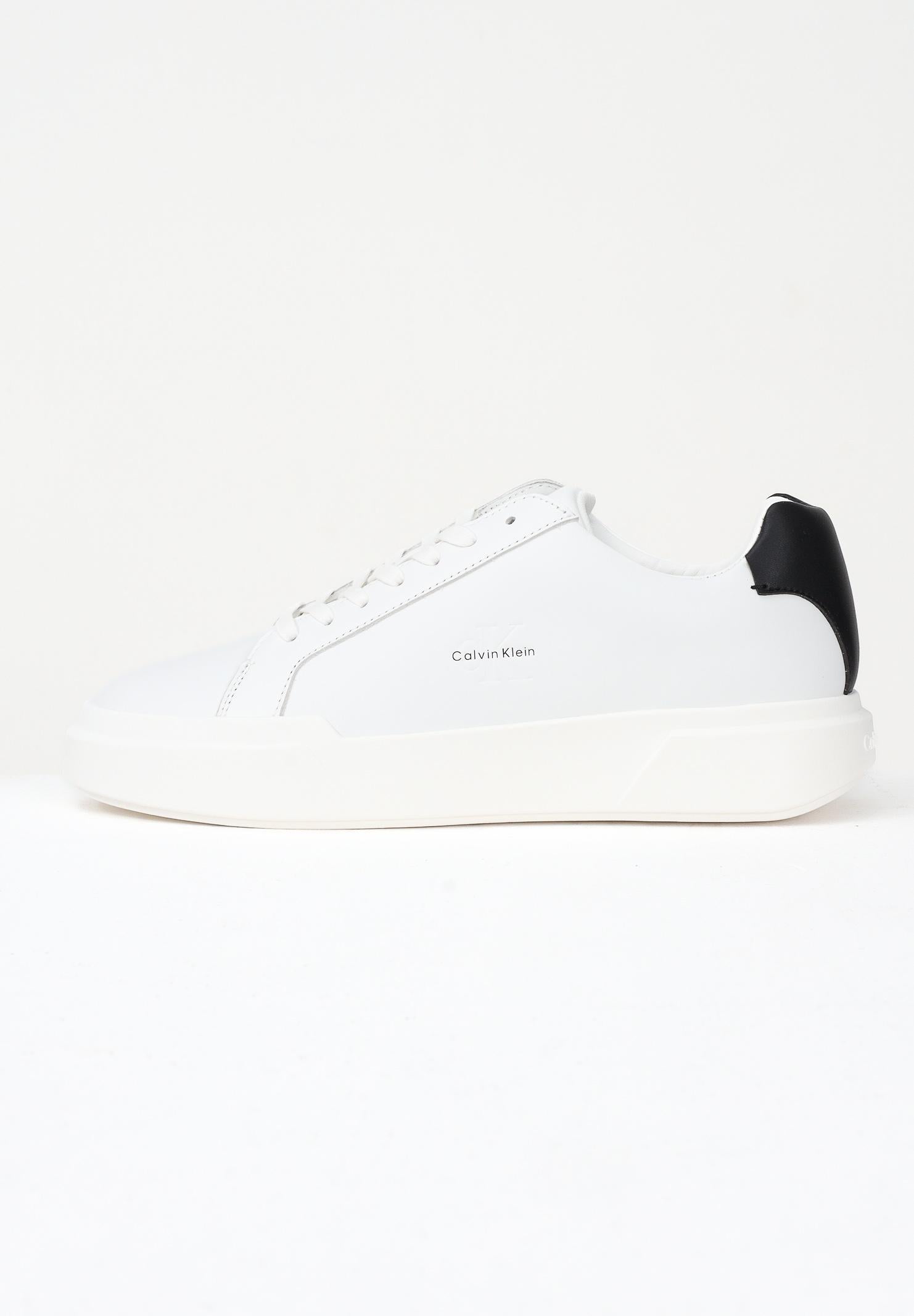 CALVIN KLEIN JEANS Sneakers bianche da uomo con logo e inserto nero YM0YM0134401W . CALVIN KLEIN JEANS 