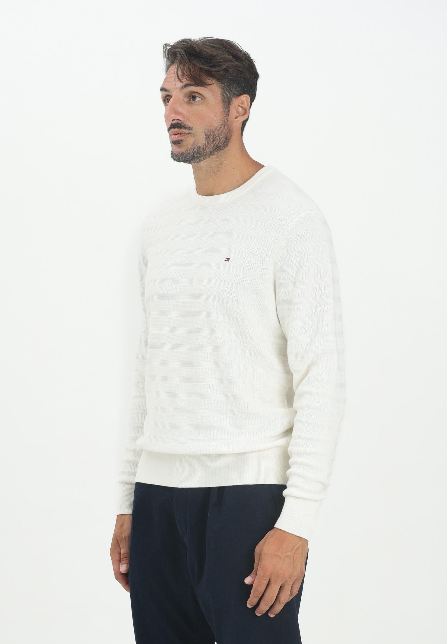 TOMMY HILFIGER Maglioncino girocollo panna da uomo con motivo a righe tramate MW0MW39535Z00  TOMMY HILFIGER 