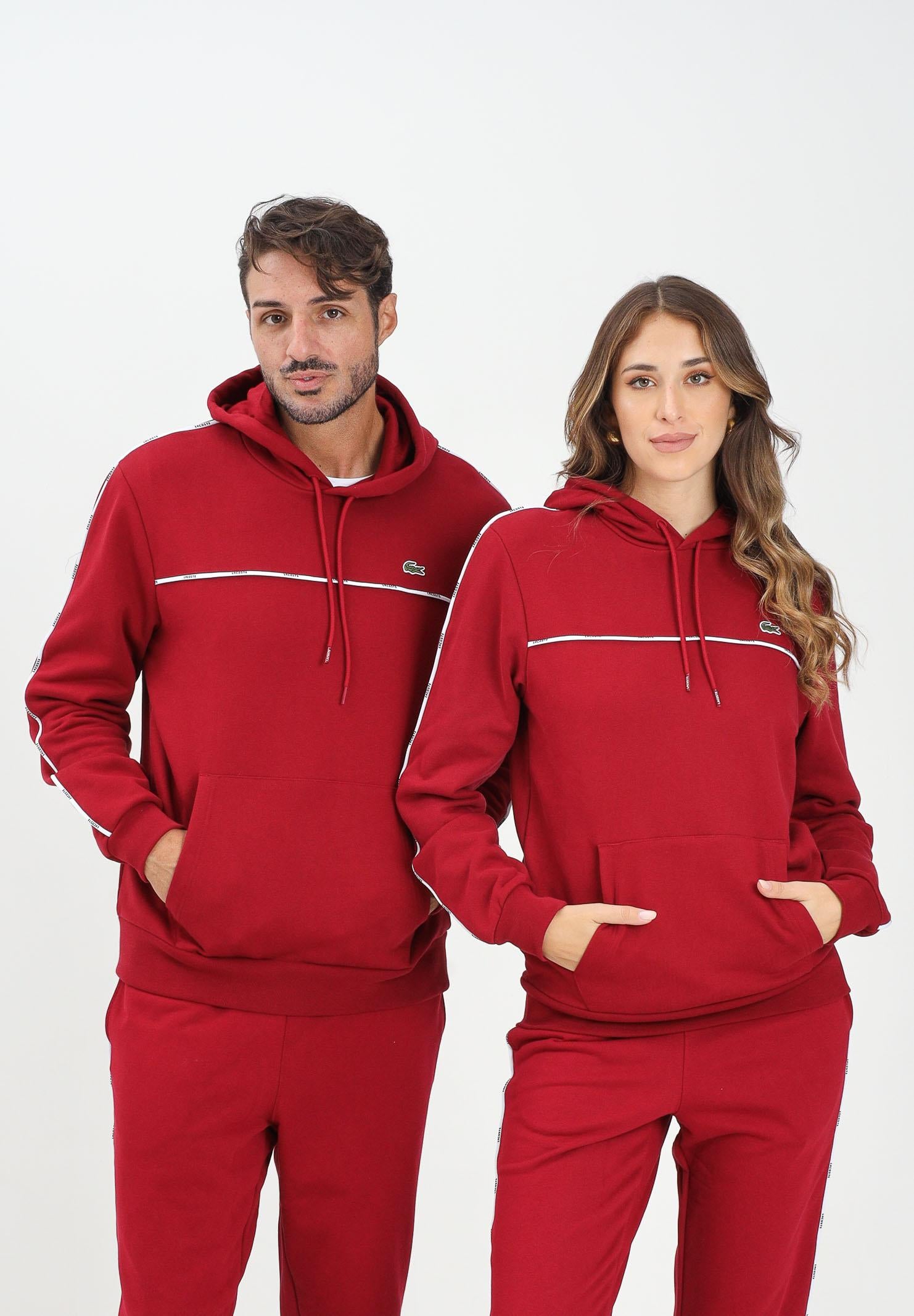 LACOSTE Felpa con cappuccio bordeaux per uomo e donna rifinita da righe logate SH9808 476 LACOSTE 