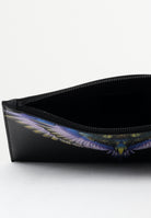 MARCELO BURLON COUNTY OF MILAN Pochette a mano nera per uomo e donna con stampa COMAF250135  MARCELO BURLON COUNTY OF MILAN 