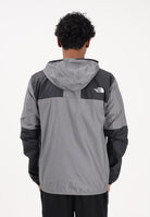 THE NORTH FACE Giacca a vento Seasonal Mountain Jacket grigia e nera da uomo NF0A5IG34GU1 . THE NORTH FACE 