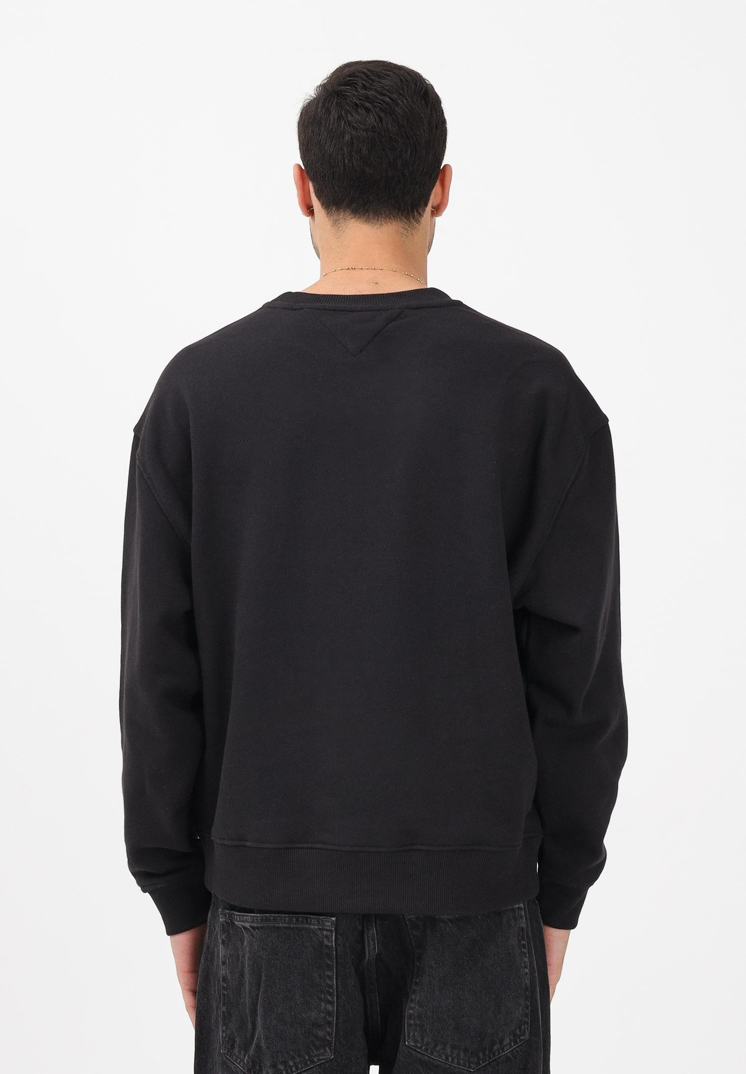 TOMMY JEANS Felpa girocollo nera da uomo stile '90s con distintivo DM0DM22384 BDS TOMMY JEANS 