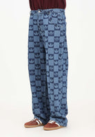 ADIDAS ORIGINALS Jeans Monogram All Over Print in denim medio da uomo JY2993 . ADIDAS ORIGINALS 