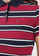 TOMMY JEANS Polo a manica corta bordeaux e blu da donna caratterizzata da una fantasia a righe orizzontali DW0DW21931 0E3 TOMMY JEANS 