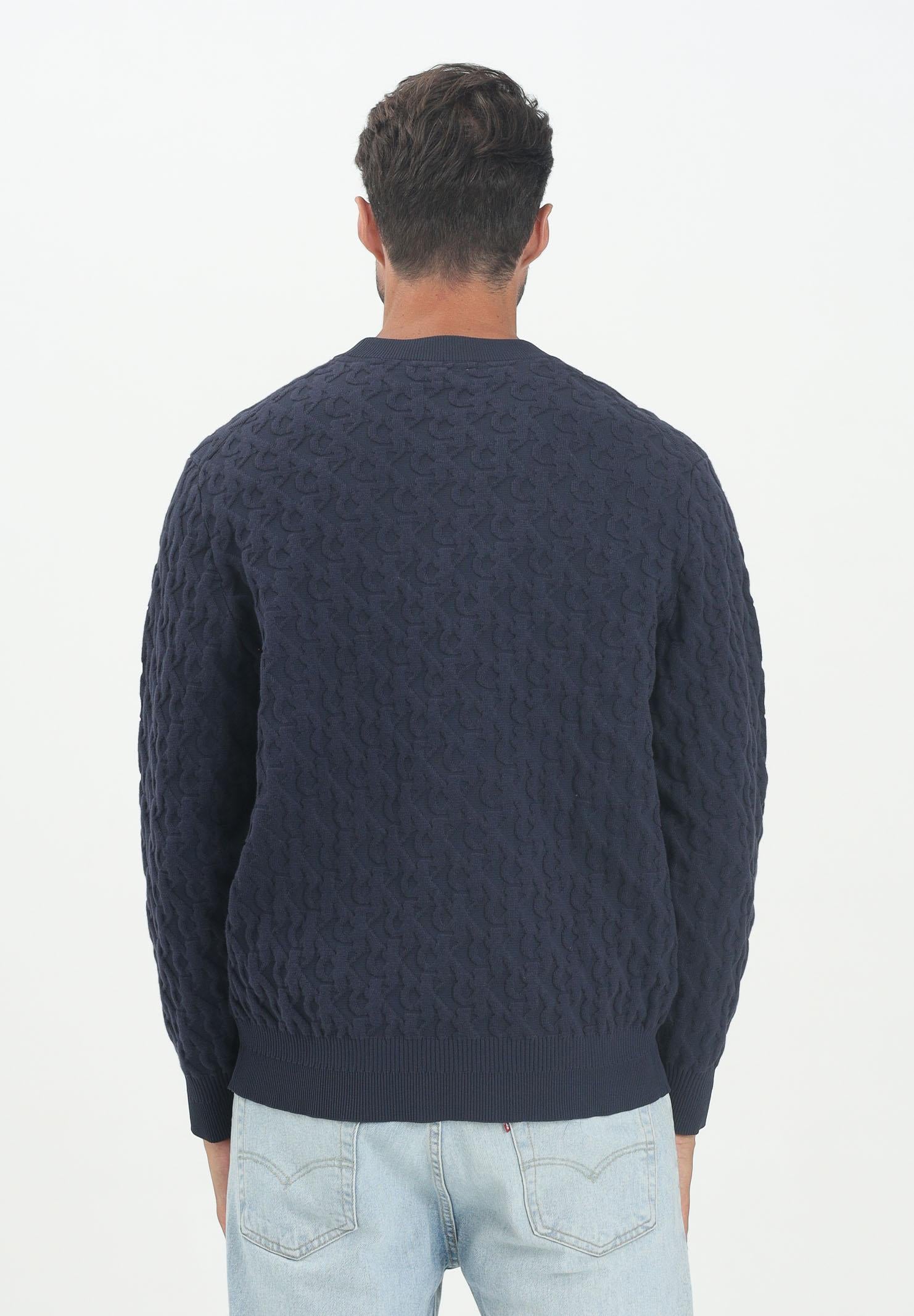 CALVIN KLEIN JEANS Maglioncino girocollo blu da uomo caratterizzato da una lavorazione in rilievo con motivo CK LV04RC359GDYF  CALVIN KLEIN JEANS 