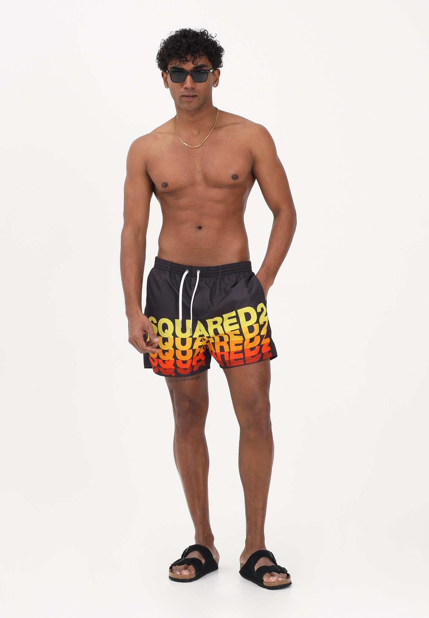 DSQUARED2 Shorts mare nero da uomo con maxi stampa logo D7B626710 001 DSQUARED2 