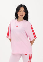 ADIDAS PERFORMANCE T-shirt a manica corta Boyfriend 3 Stripes Essentials rosa e rossa da donna KD2348 . ADIDAS PERFORMANCE 