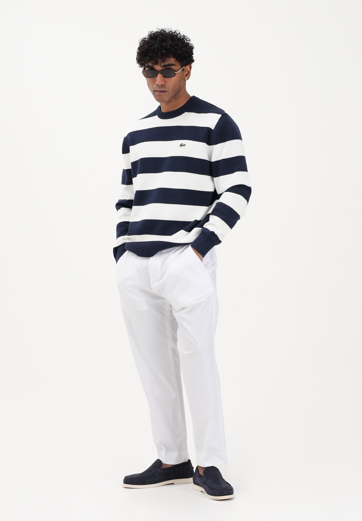 LACOSTE Maglioncino girocollo bianco e blu da uomo con motivo a righe vistose AH0608 HHW LACOSTE 