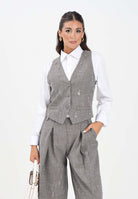 SIMONA CORSELLINI Gilet grigio da donna arricchito da piccole applicazioni metalliche A25CPGL00102-C00233 V0000 SIMONA CORSELLINI 