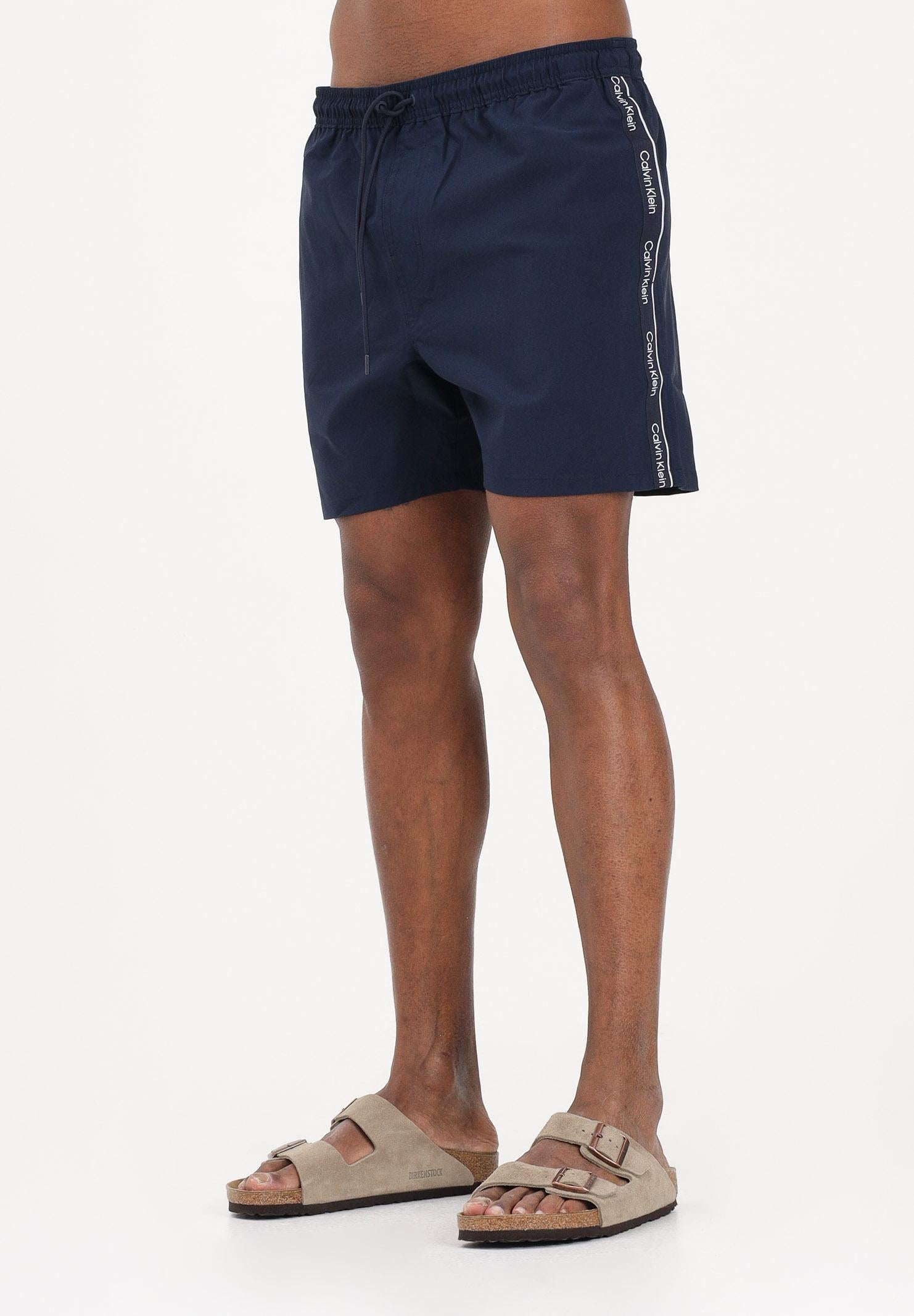 CALVIN KLEIN Shorts mare blu da uomo arricchito da banda laterale con logo LV00N61002 0PP CALVIN KLEIN 