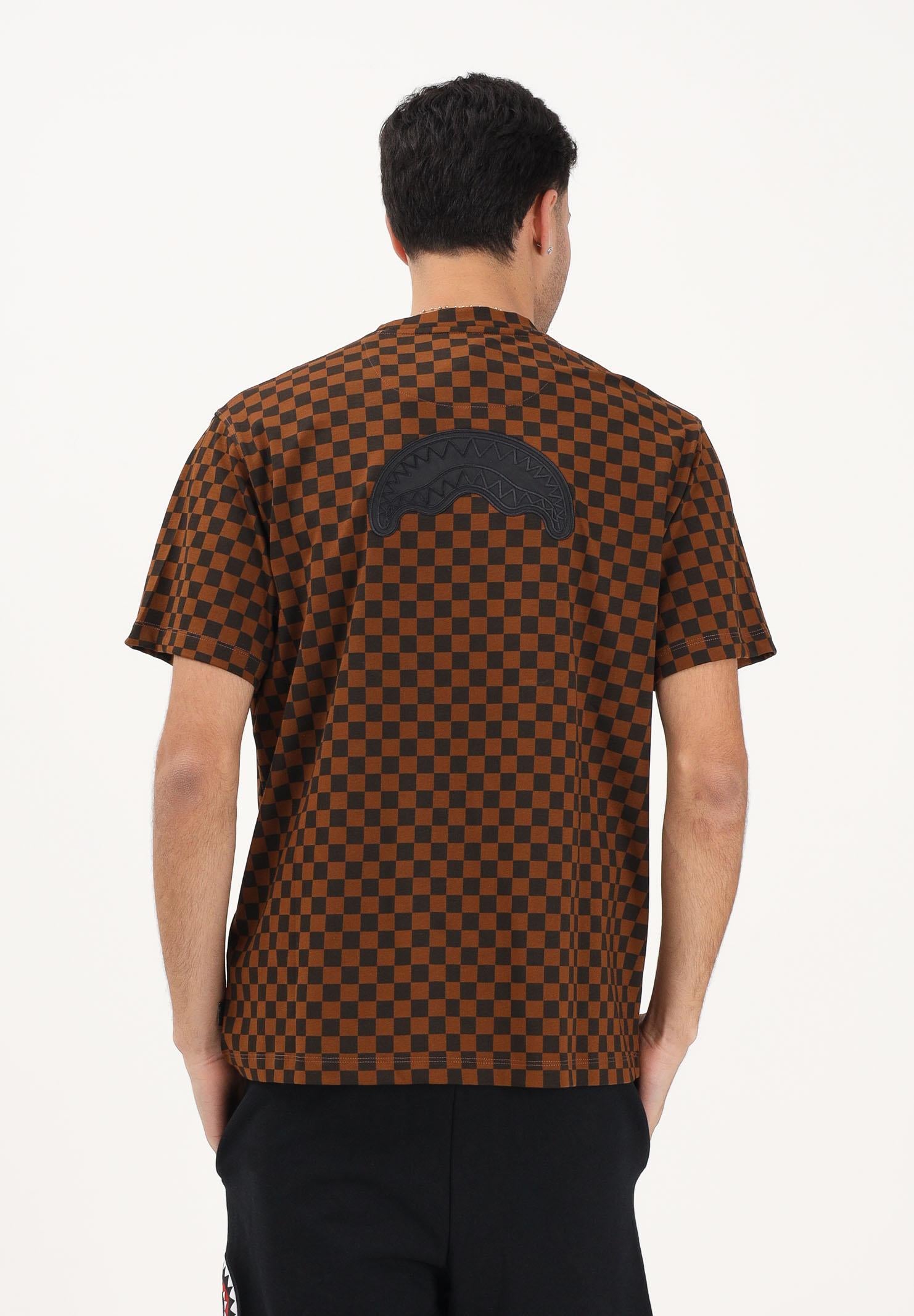 SPRAYGROUND T-shirt a manica corta marrone da uomo con motivo a schacchi SP837 . SPRAYGROUND 