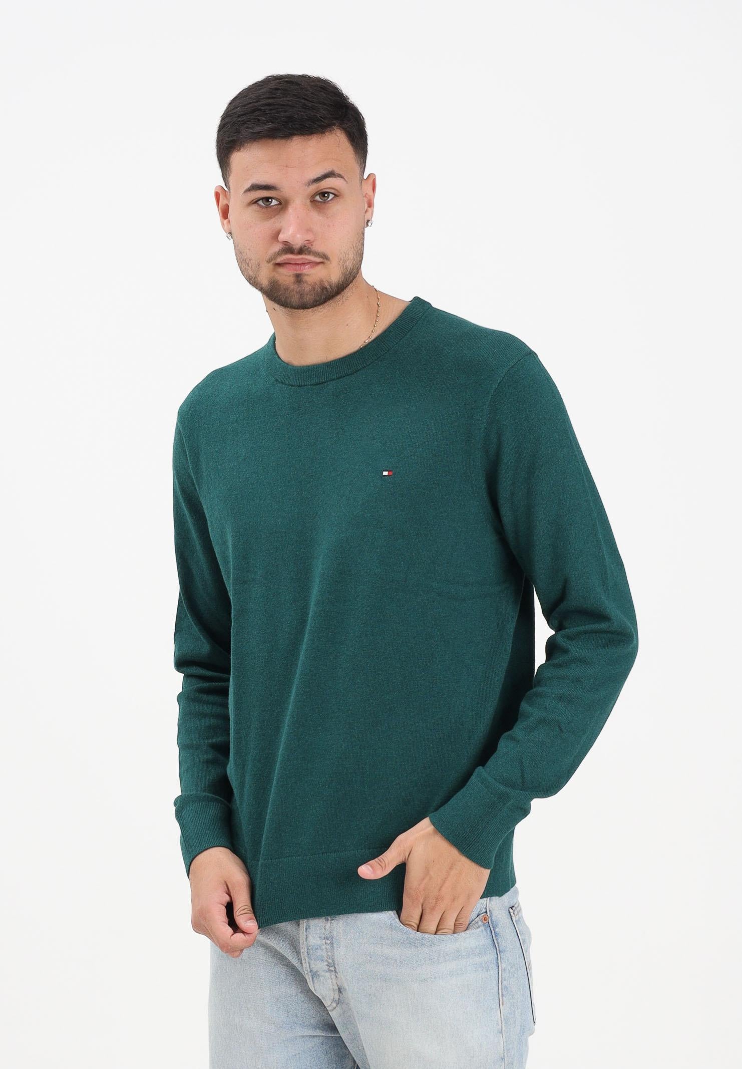 TOMMY HILFIGHER Maglioncino girocollo verde da uomo con ricamo bandierina Tommy Hilfigher MW0MW28046MQ8  TOMMY HILFIGER 