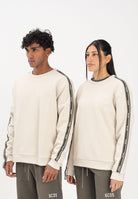 GCDS Felpa girocollo panna per uomo e donna con bande logate B2EM1501JD1 15 GCDS 